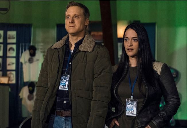 Alan Tudyk and Sara Tomko in Resident Alien