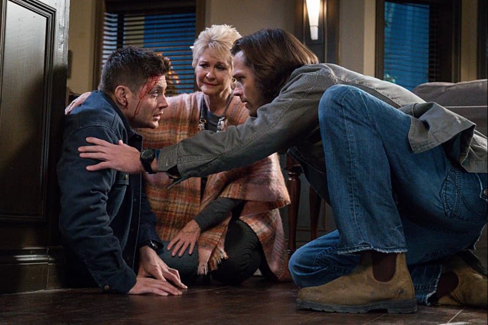Dee Wallace with Jensen Ackles (L) and Jared Padalecki (R) in Supernatural