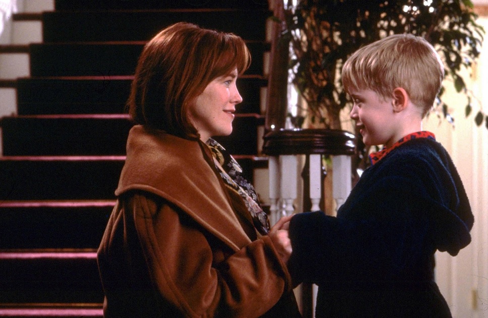 Catherine O’Hara and Macaulay Culkin in Home Alone